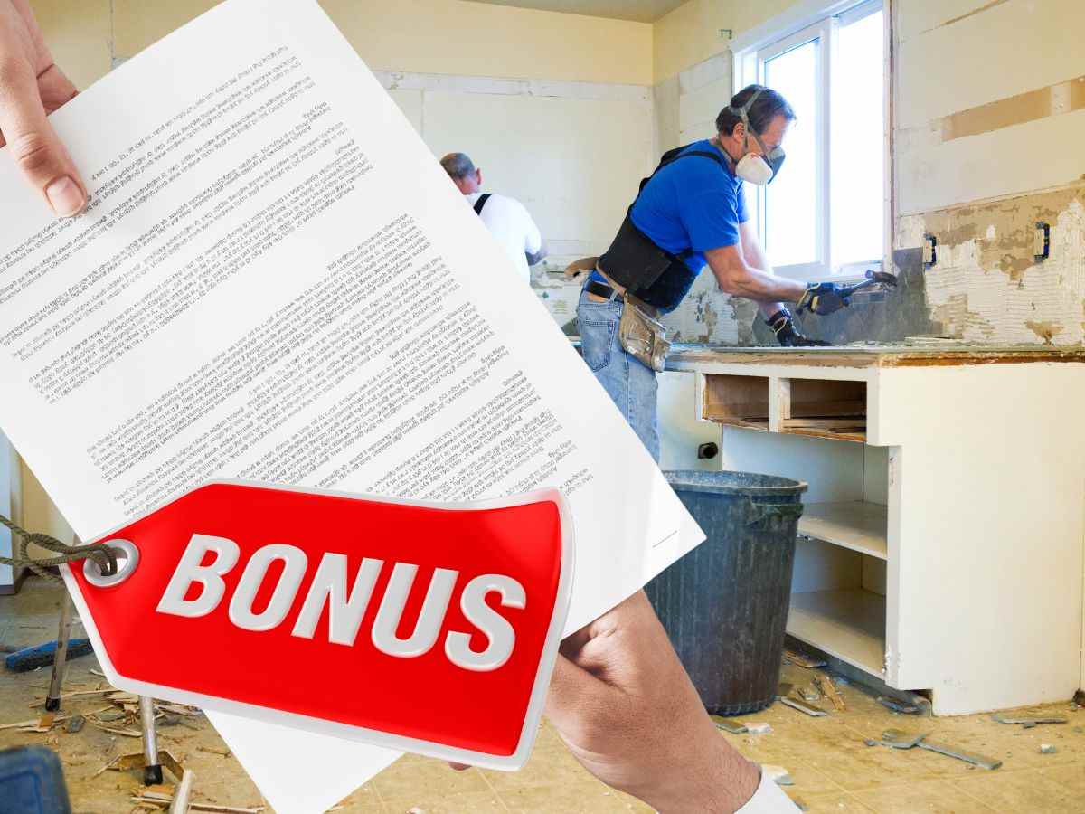 sfondo casa in ristrutturazione e scambio documenti con scritta bonus