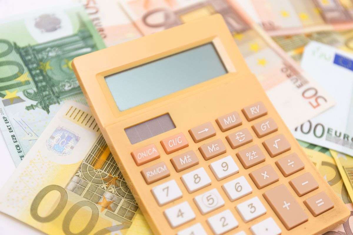 Calcolatrce e banconote