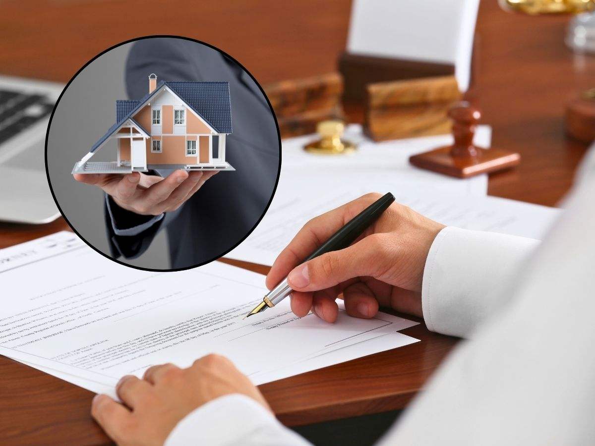 fondo uomo firma documento e tondo con uomo che regge casa in miniatura