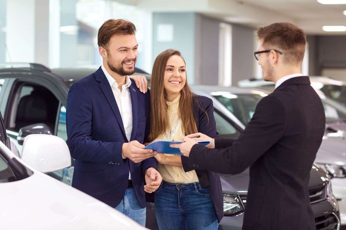 persne che trattano una vendita auto