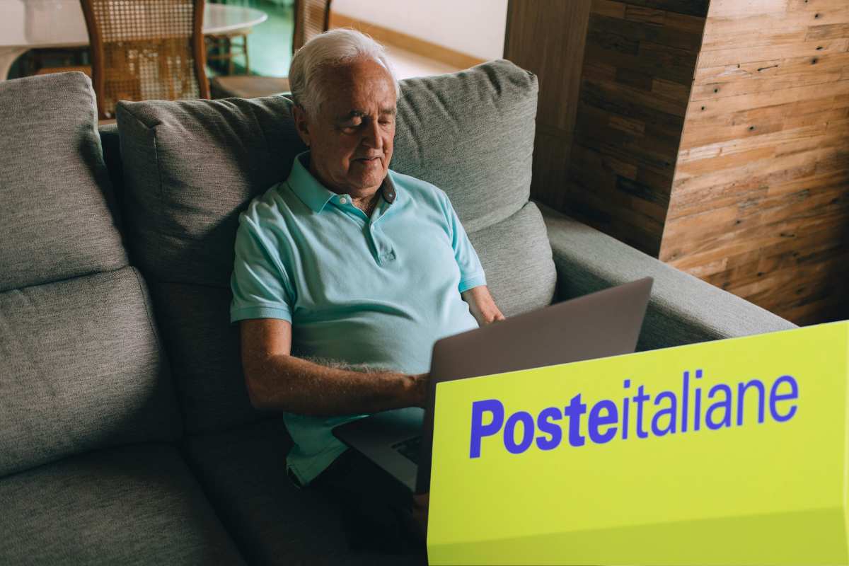 pensionato davanti al pc e logo poste italiane
