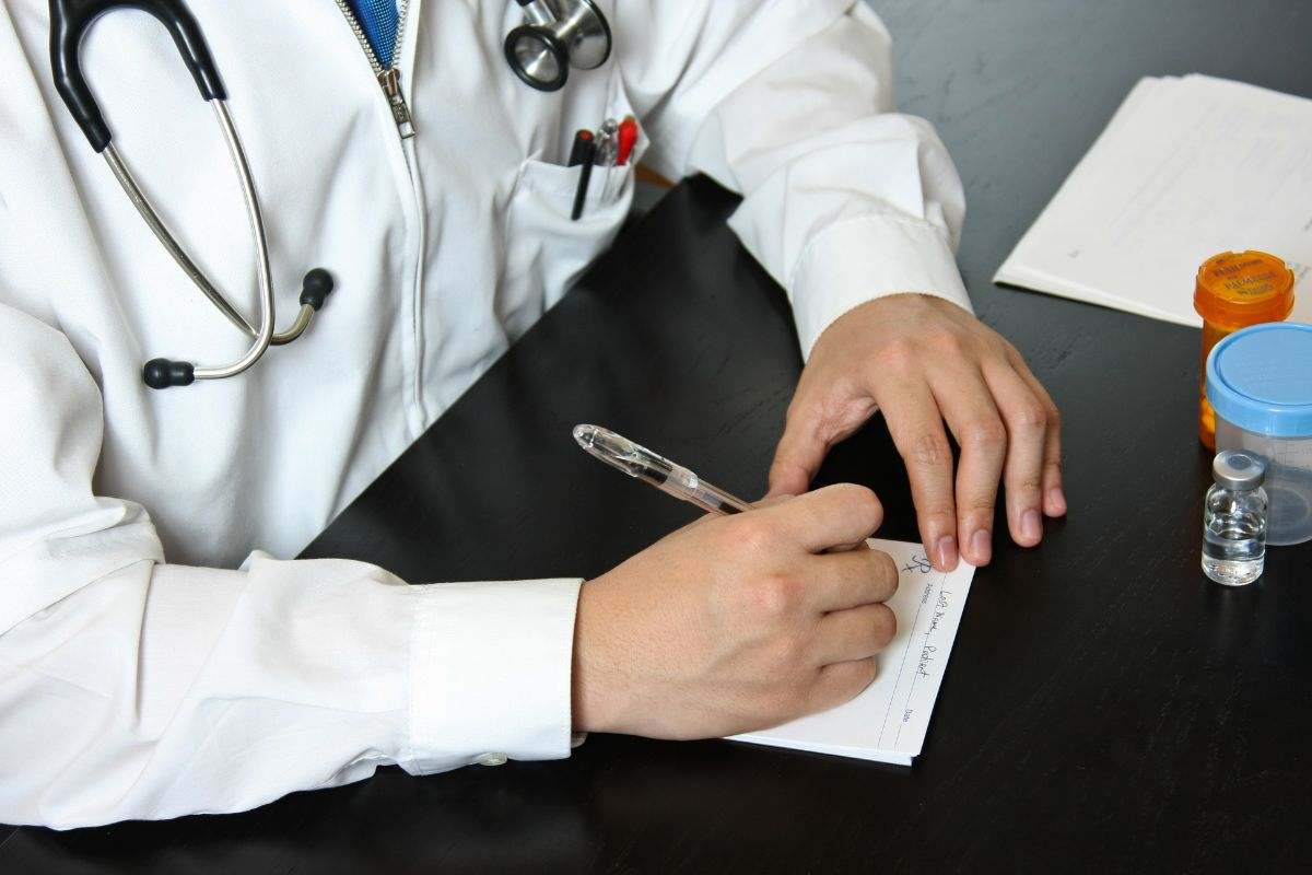 medico che fa una prescrizione