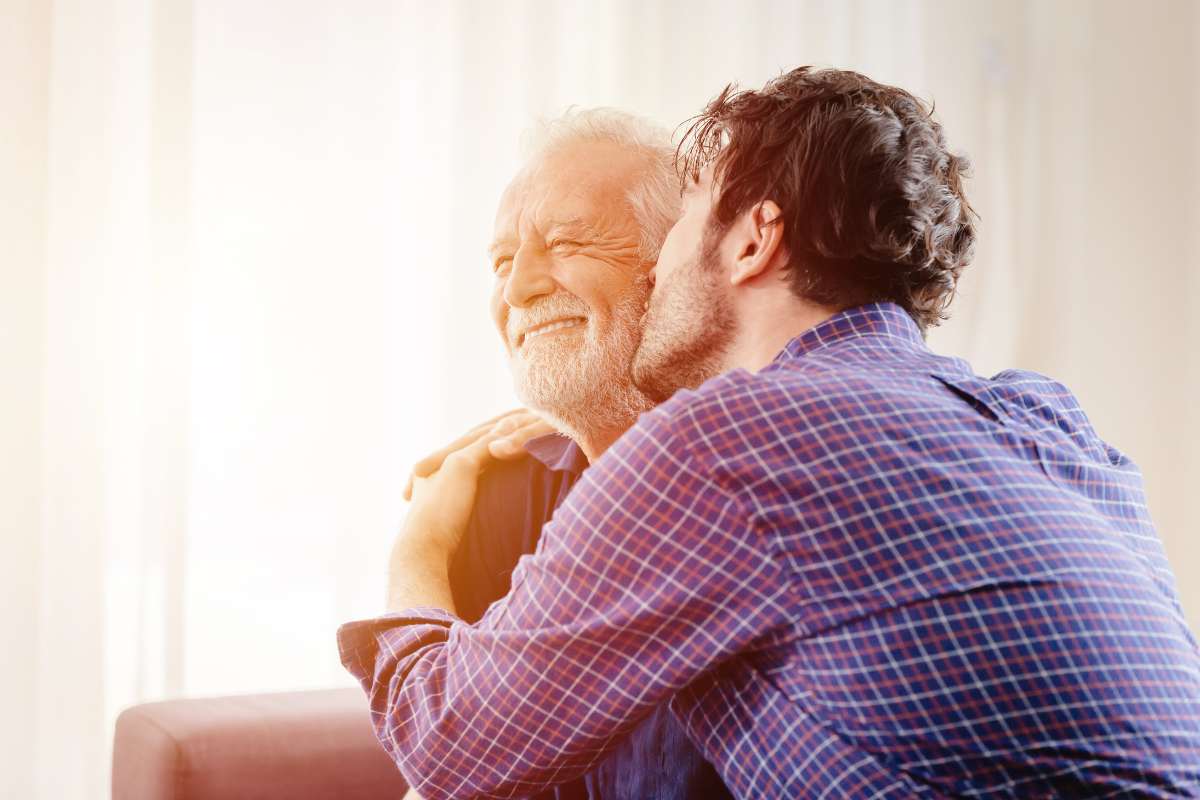 uomo bacia padre sorridente