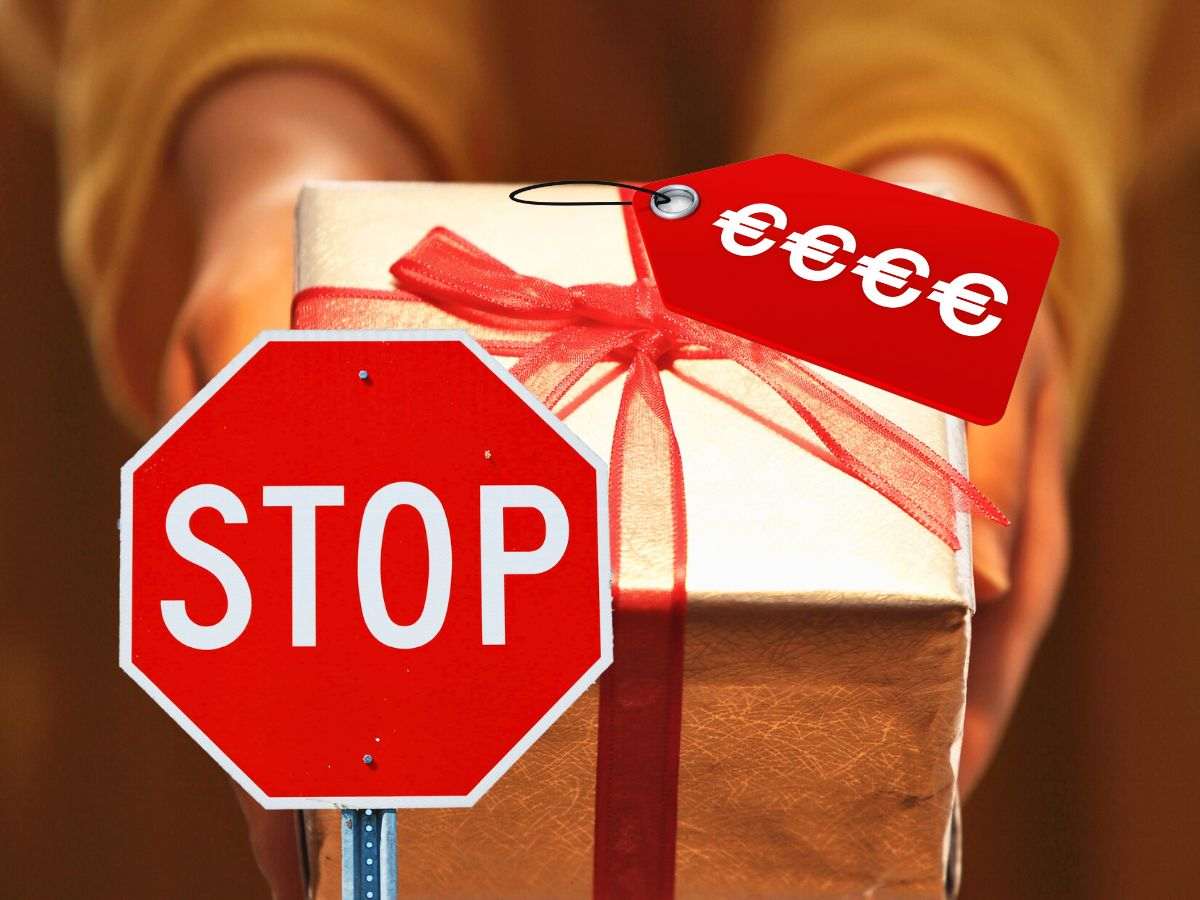 sfondo persona che dà regalo con cartellino simbolo euro e cartello stop