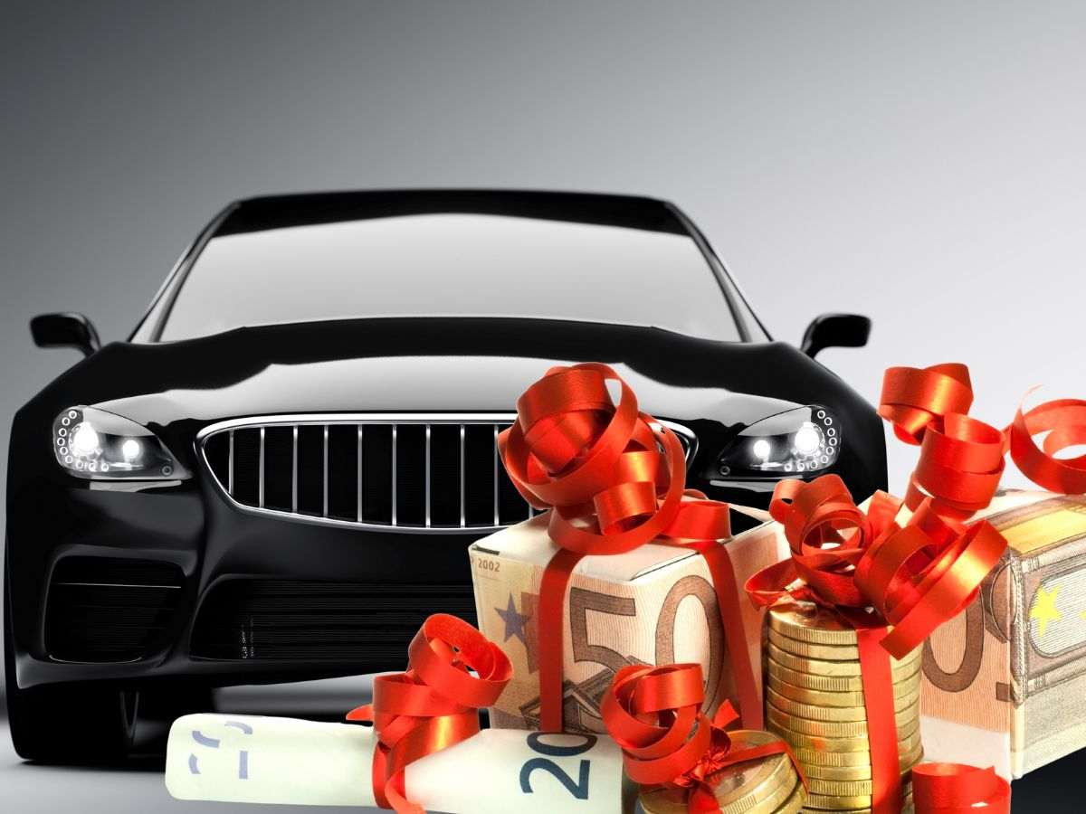 sfondo auto e banconote euro con fiocco rosso