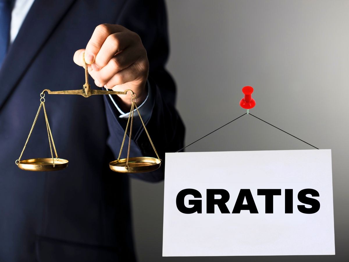 sfondo avvocato con bilancia giustizia e scritta in cartello GRATIS
