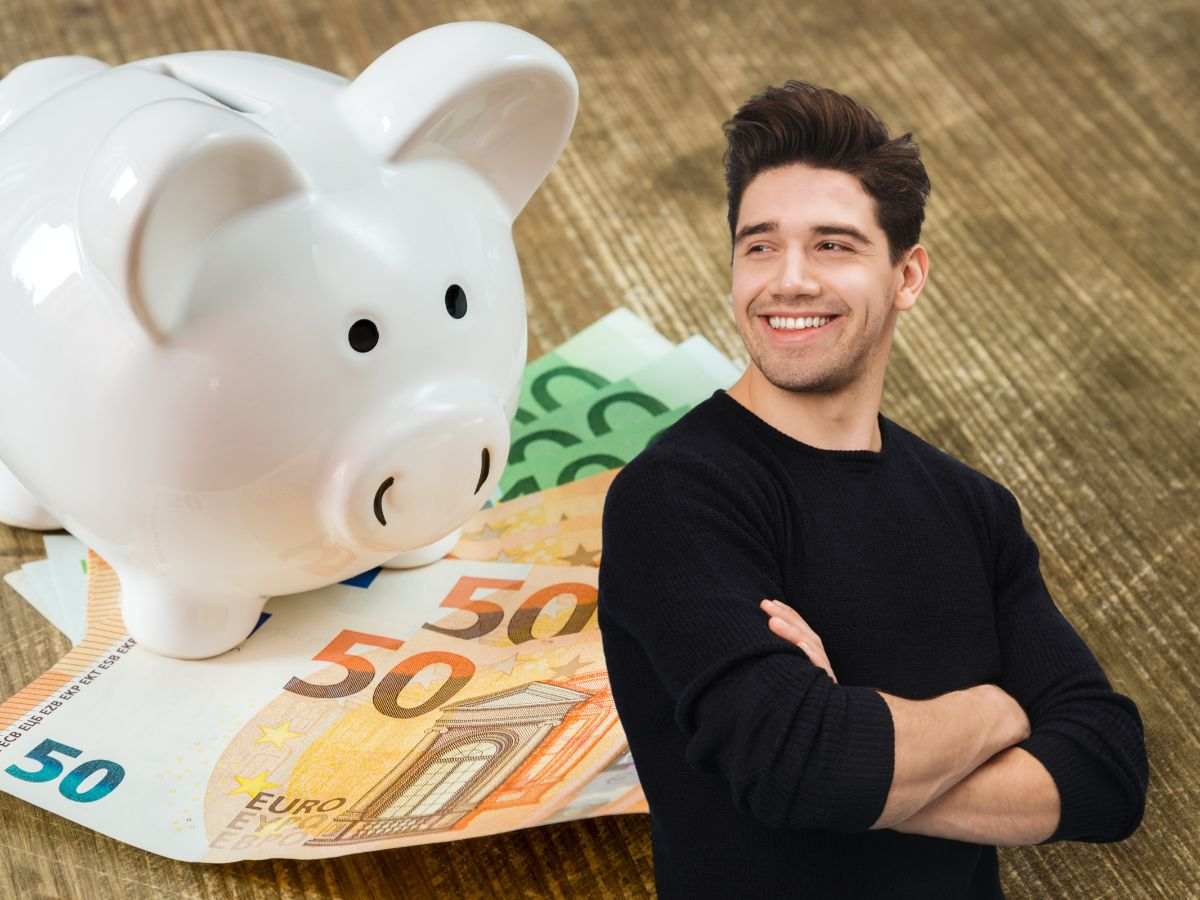 sfondo salvadanaio con banconote euro e giovane
