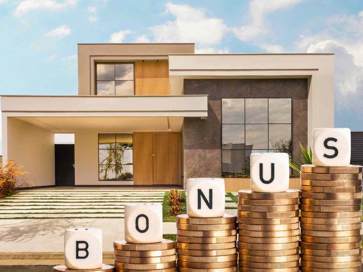 sfondo casa e scritta bonus con monete euro in crescita