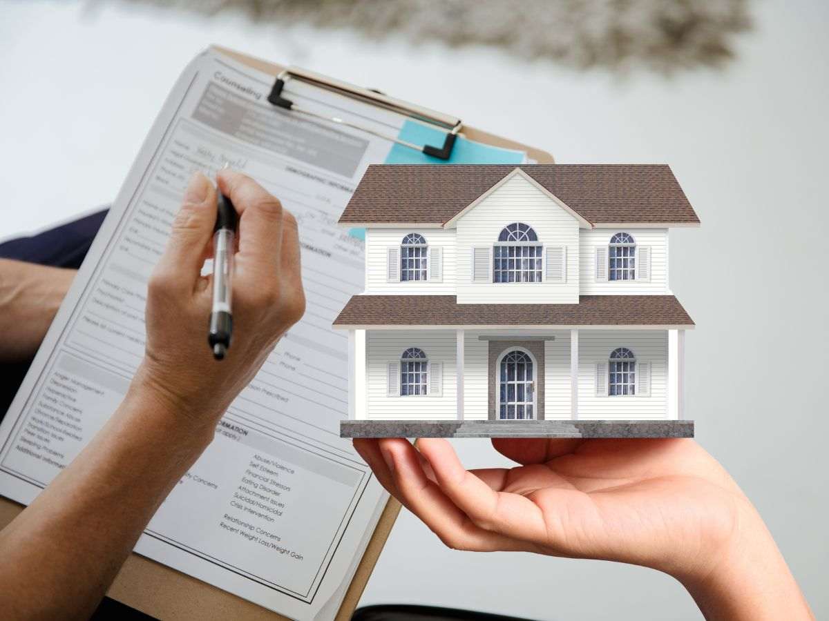 sfondo mano che firma documento e casa di legno in mano