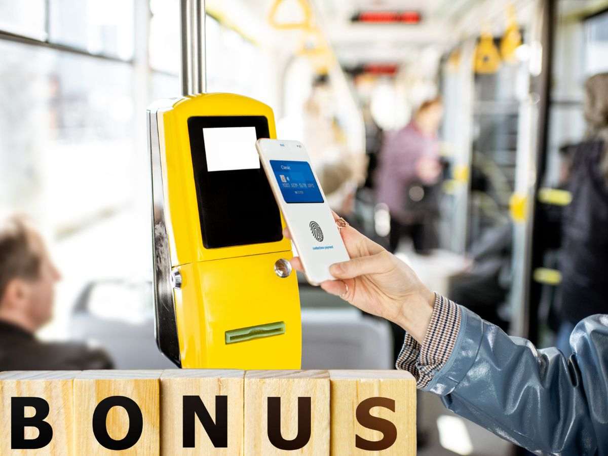 sfondo persona su mezzo di trasporto pubblico fa biglietto e scritta bonus