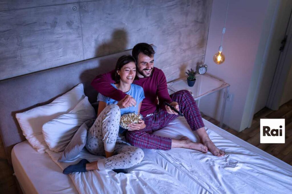 coppia sul letto beb e scritta rai