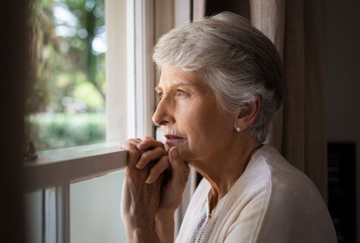 donna preoccupata per assegno sociale