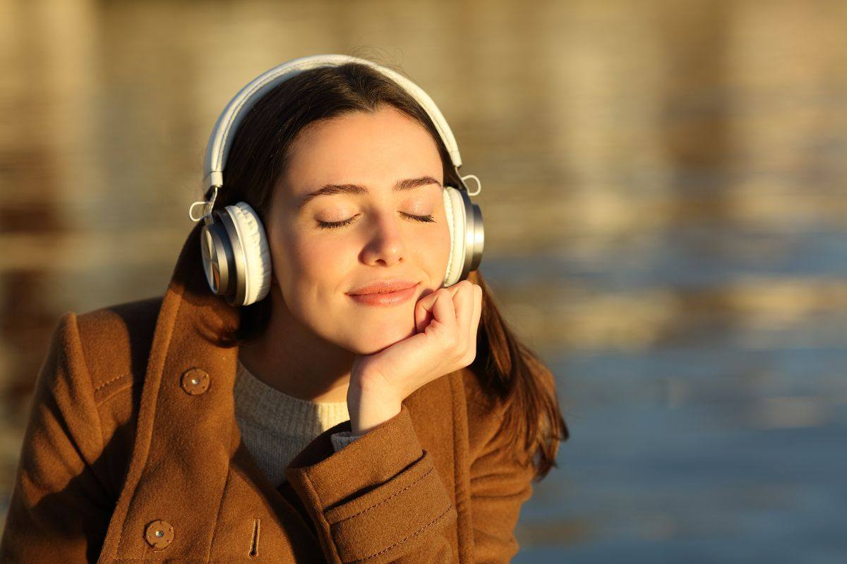 persona che ascolta musica