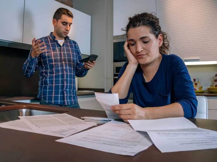 persone che guardano calcoli fatti in casa