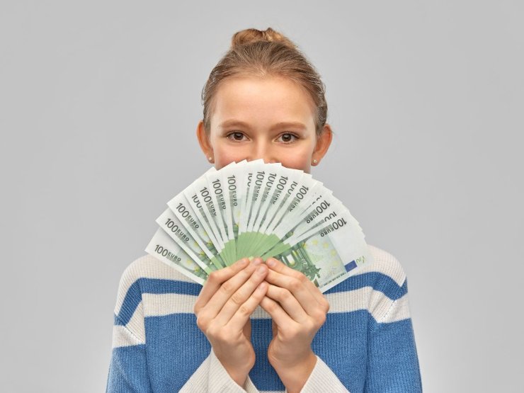 ragazza con banconote da 100 euro in mano