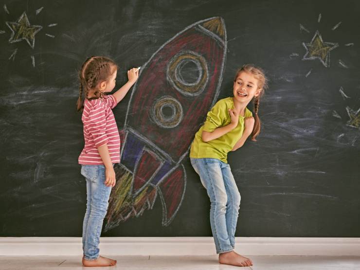 bambine che disegnano alla lavagna