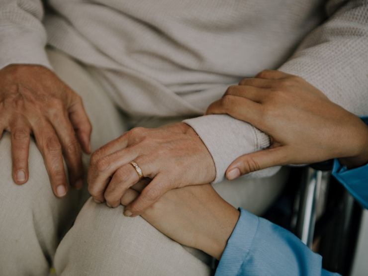 anziana confortata da donna 