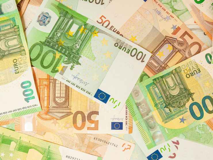 banconote euro sparse