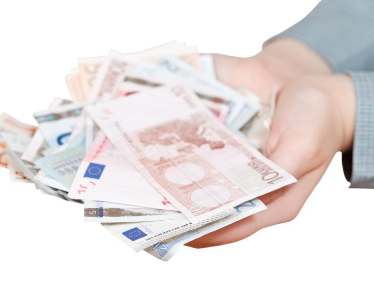 mani con banconote euro
