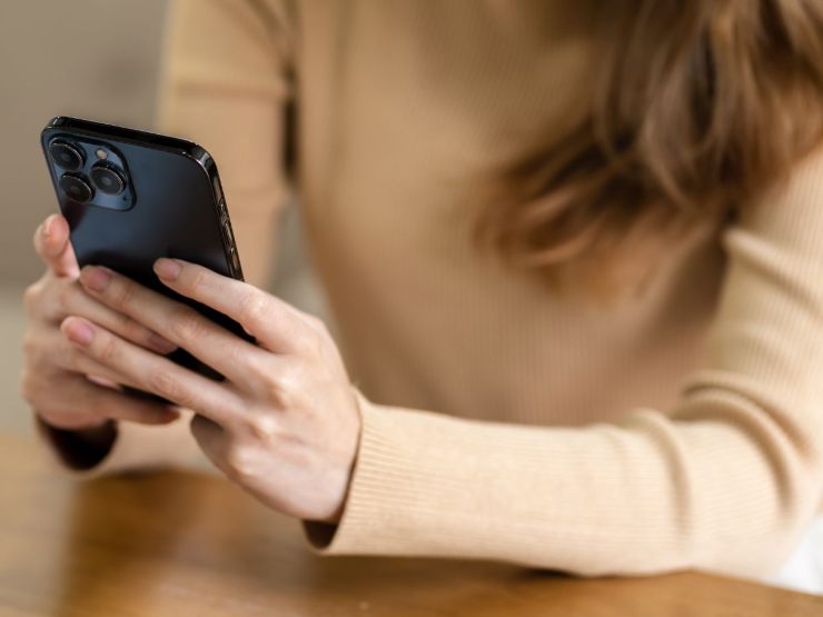 donna con telefono in mano