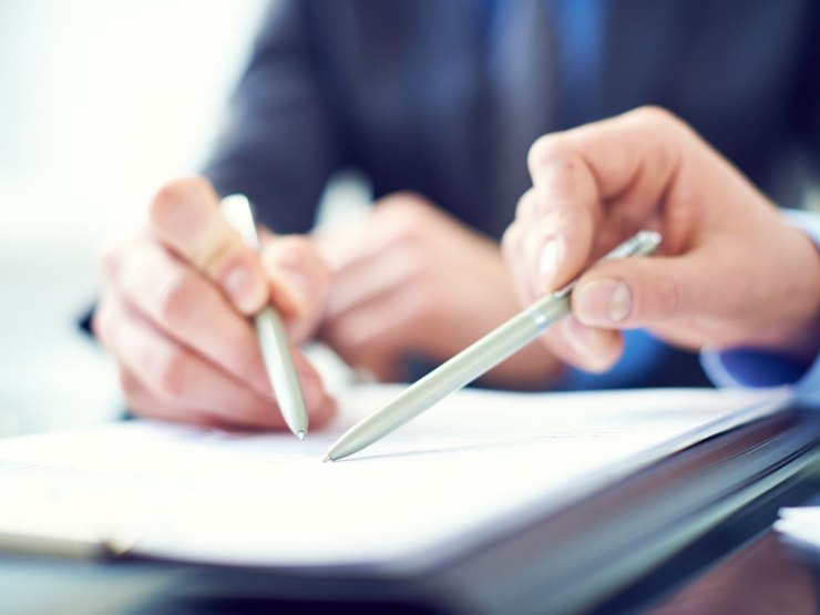 persone discutono di documento