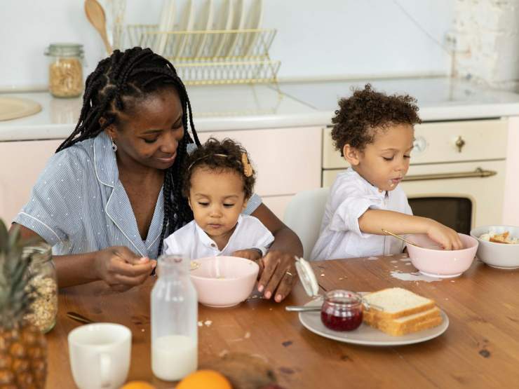 mamma con figli fanno colazione