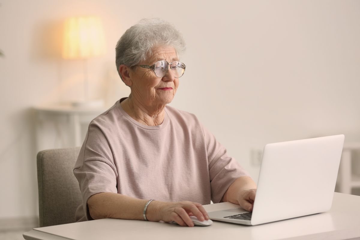 Persona che si informa sulla compatibilità degi assegni