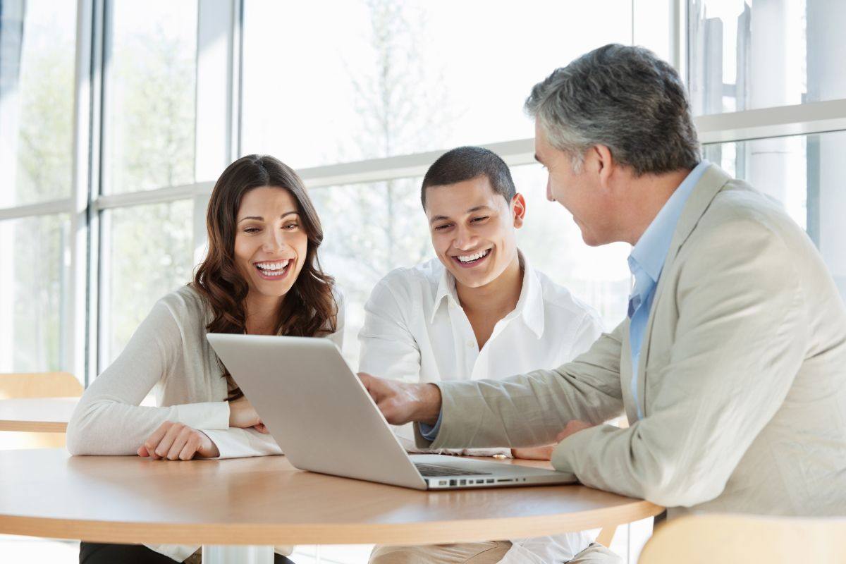 persone che consultano piattaforma INPS
