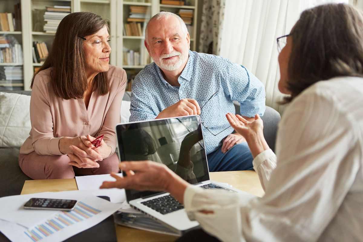 persone che discutono di pensione
