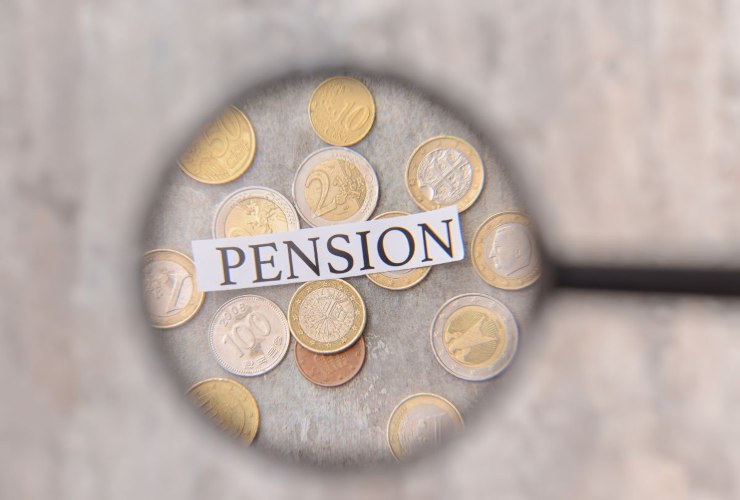 monete e scritta pensione (pensione) sotto la lente di ingrandimento