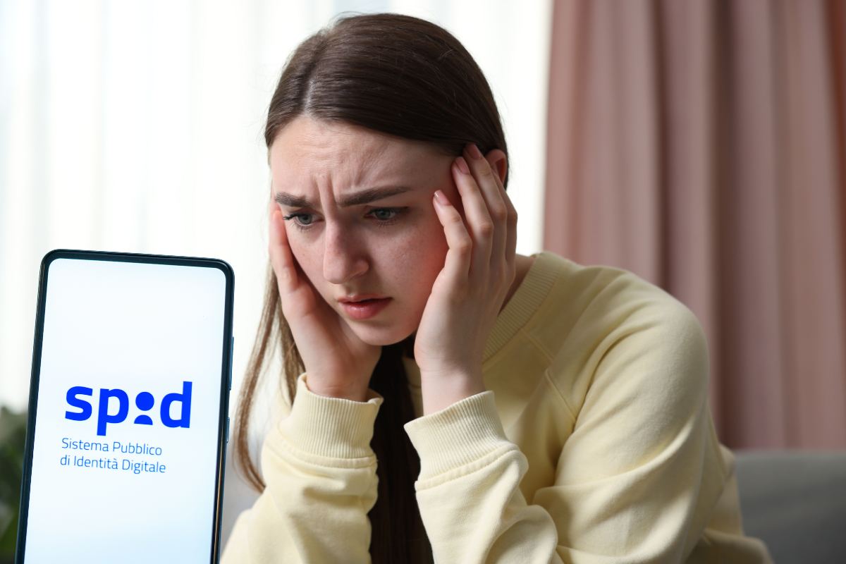 ragazza preoccupata e di fronte la scritta spid su cellulare