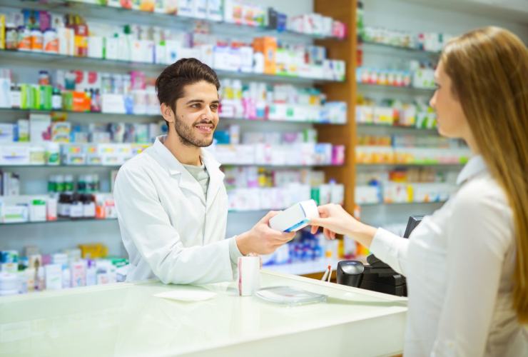 farmacista che serve un cliente