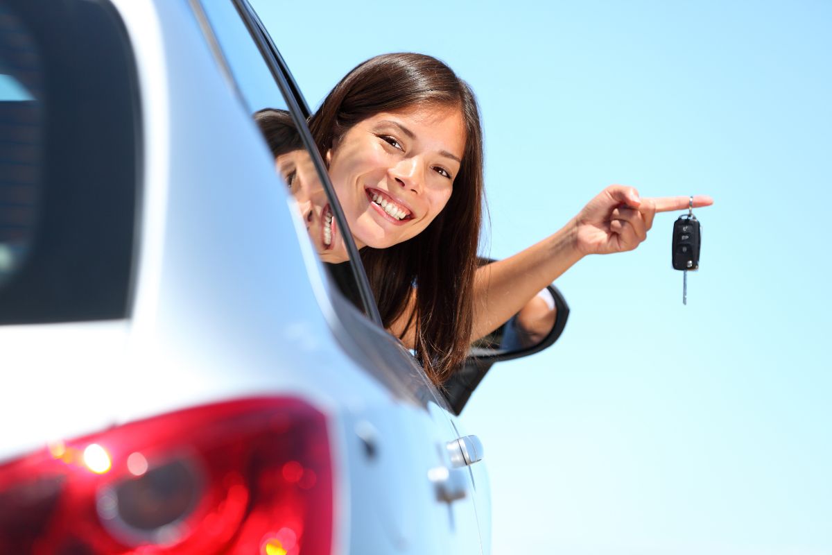 donna felice in auto nuova mostra chiavi