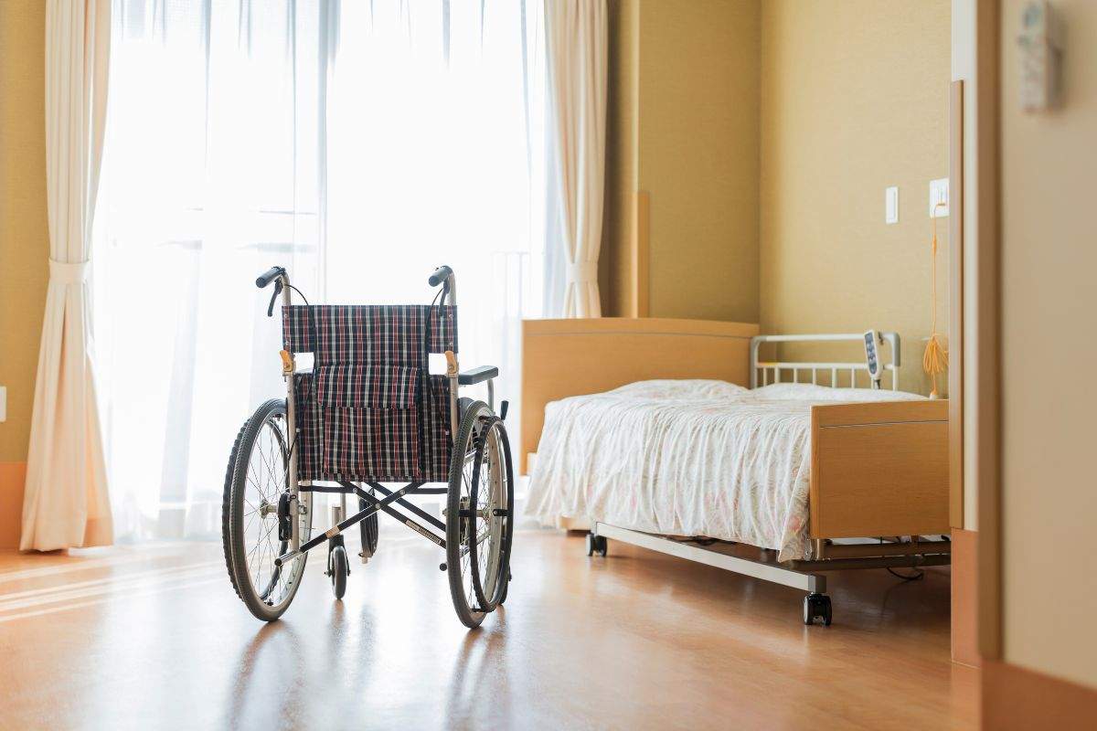 stanza di una RSA con carrozzina e letto