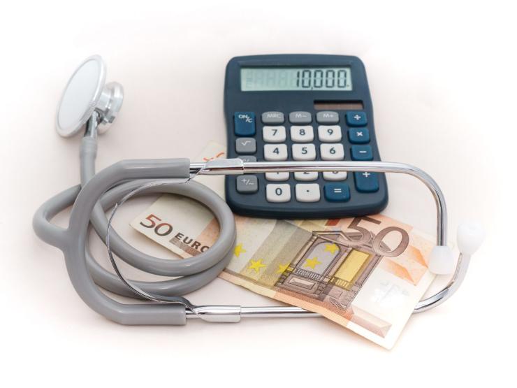 calcolatrice, stetoscopio e banconota 50 euro