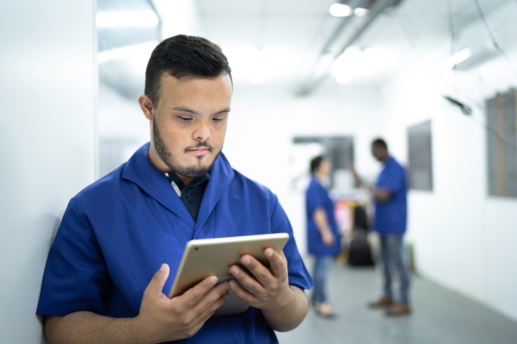 medico con tablet in mano