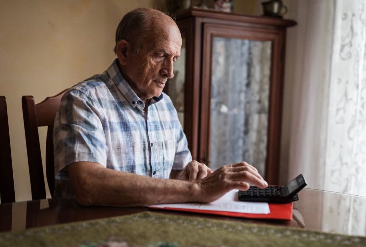 Persona che fa i calcoli della pensione