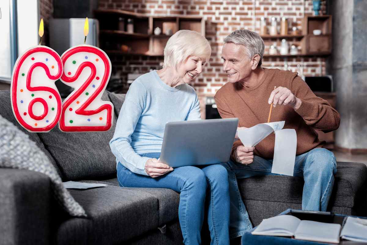 coppia pensionati sorride seduta su divano
