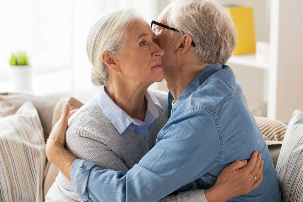 uomo e donna si abbracciano con tristezza