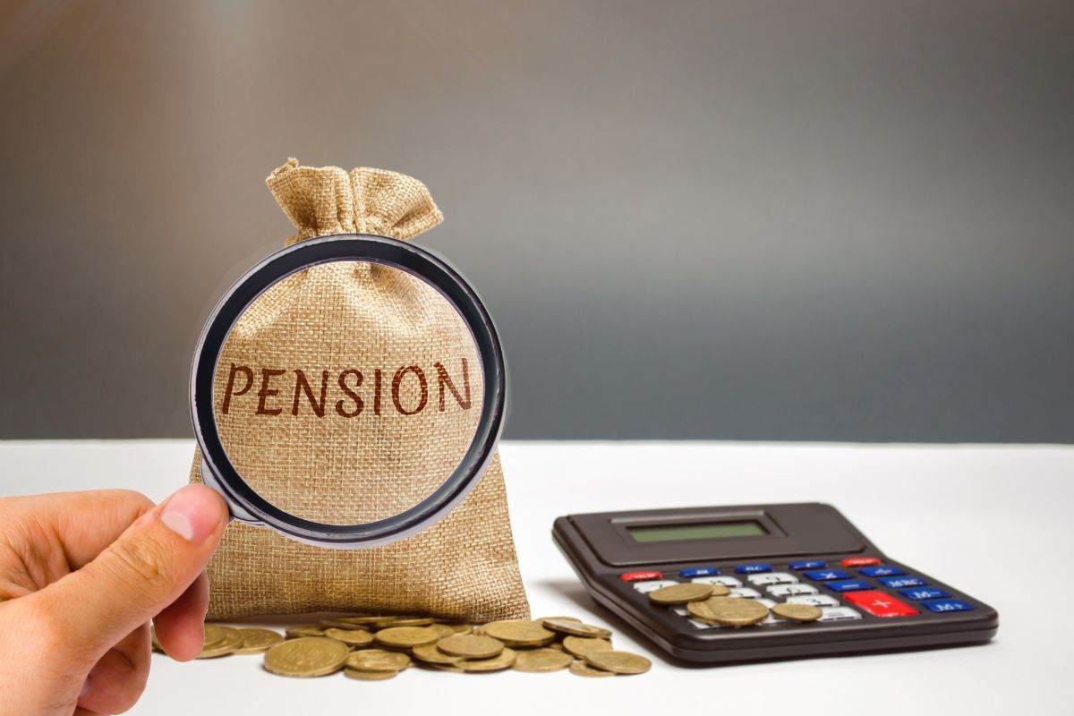 parola pension sotto la lente, calcolatrice e monete