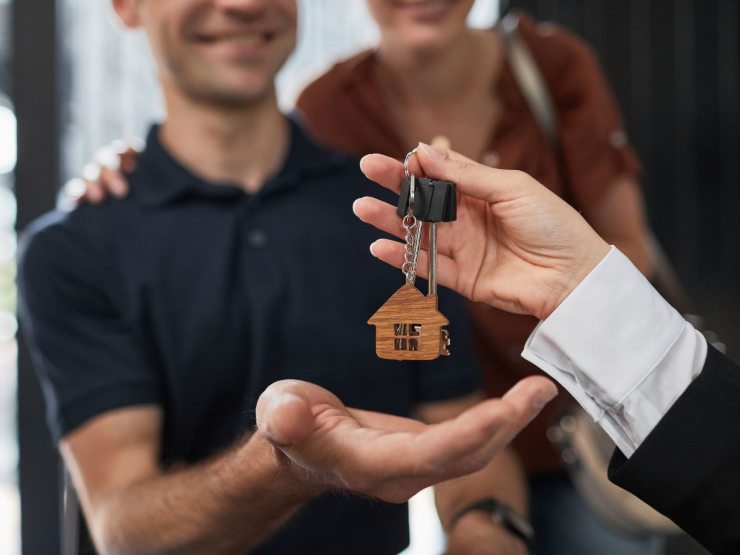 consegna chiavi casa a persone