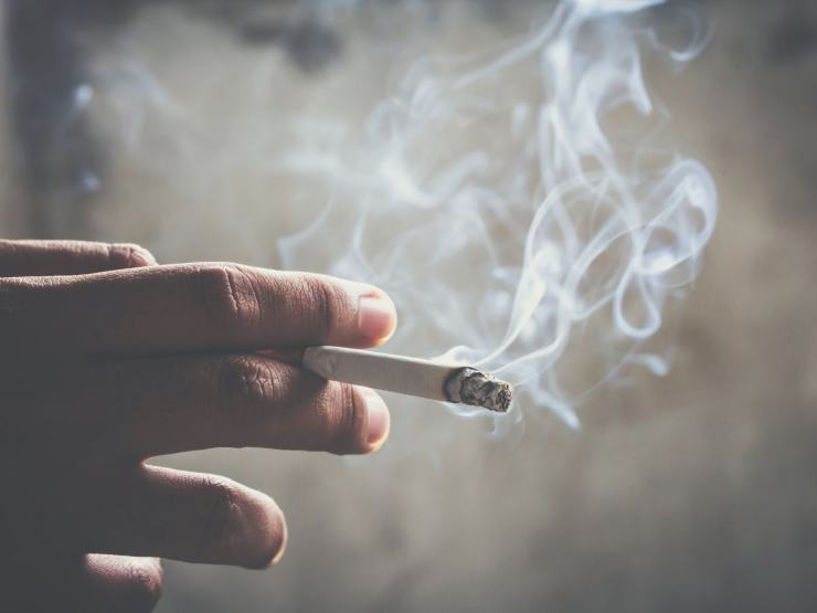 persona che fuma sigaretta