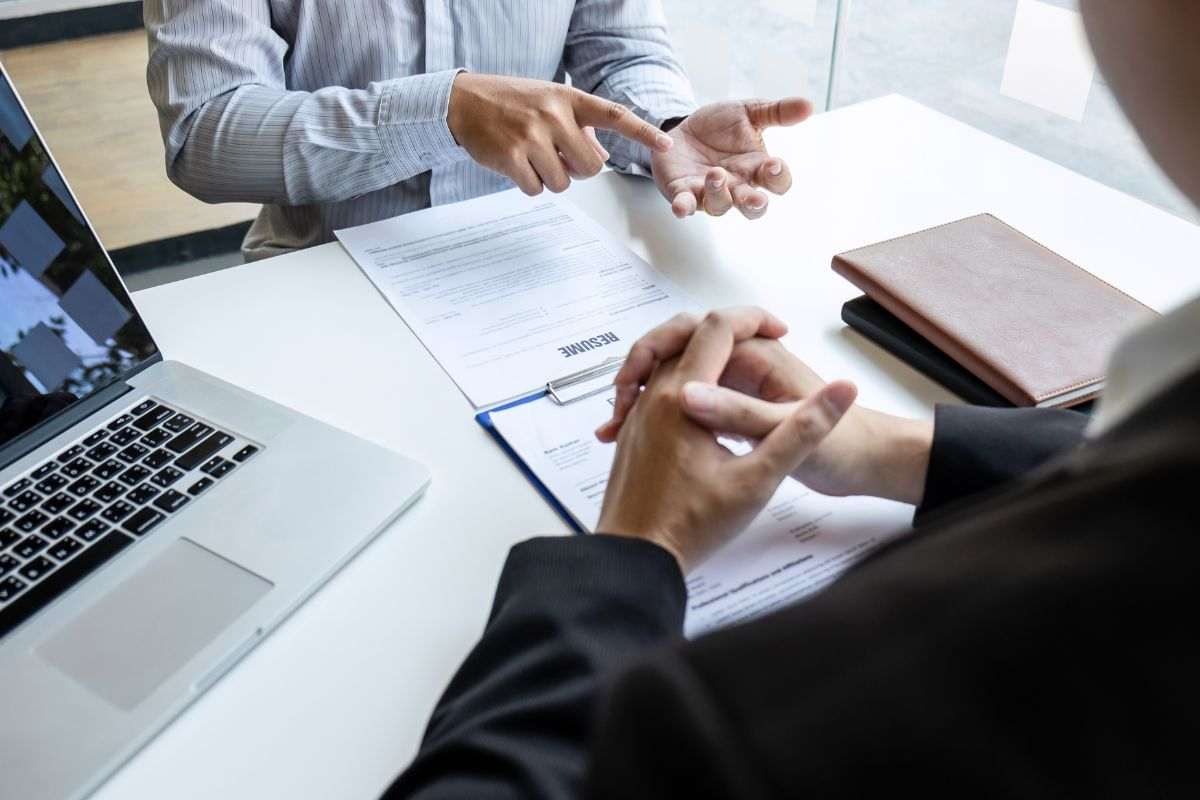 Persona che fa delle domande a un consulente CAF