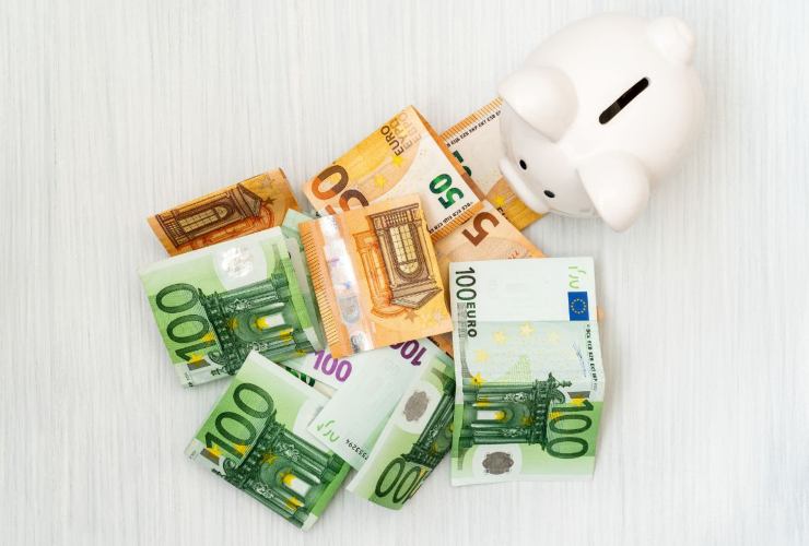 Salvadanaio e banconote