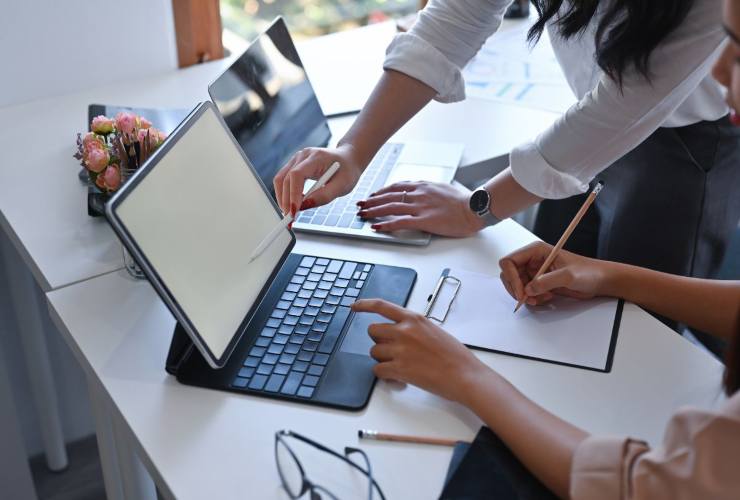 persone che consultano la situazione contributiva sulla piattaforma INPS
