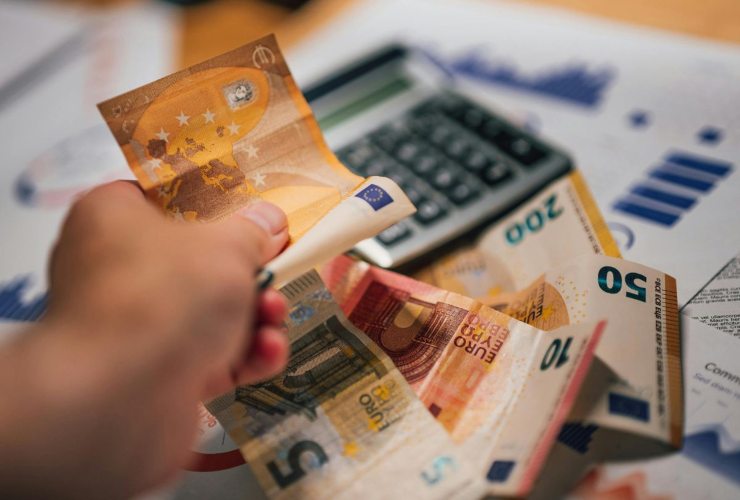 banconote, calcolatrice e dati spese condominiali