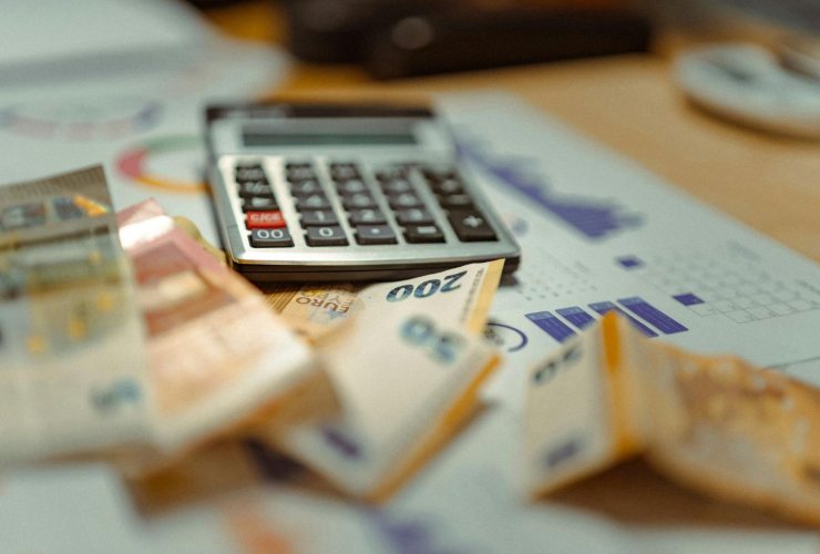Caolcolatrice, banconote e dati sulla propria dichirazione dei redditi