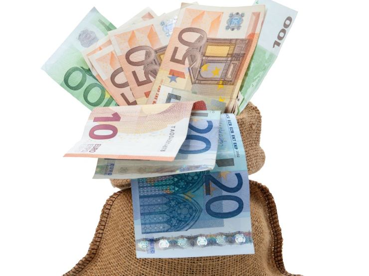 Sacco pieno di banconote in euro