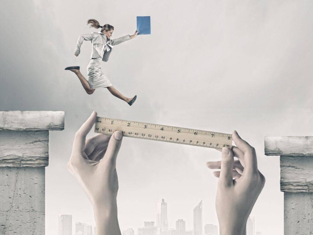 Donna che passa su una riga sostenuta dalle mani