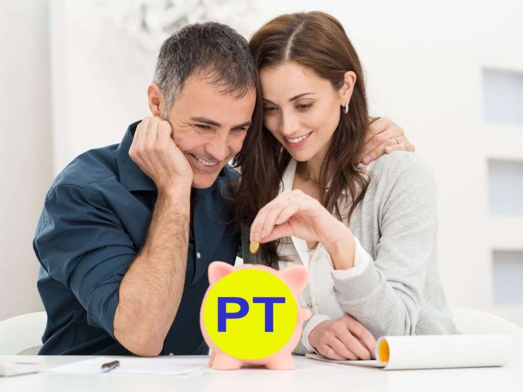 Coppia uomo donna che inseriscono le monete nel salvadanaio